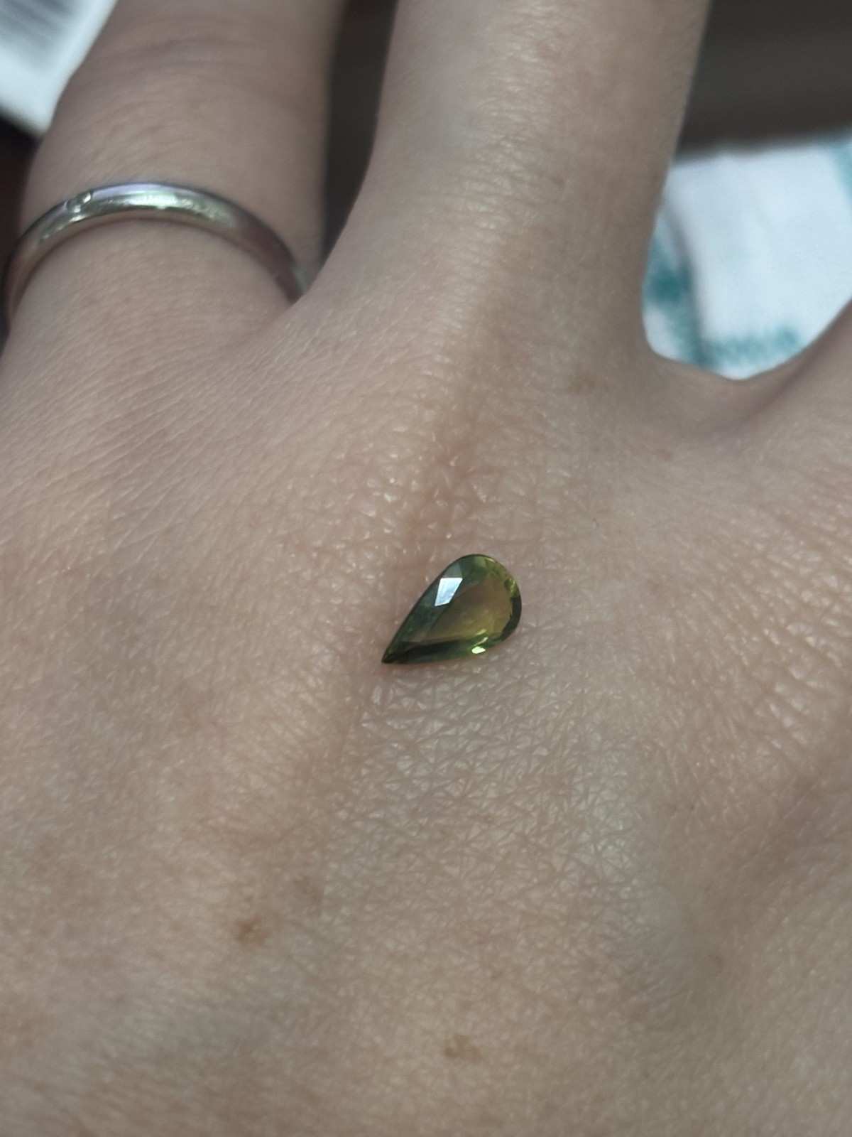 RARE – Bi colored SAPPHIRE Greenish-Yellow 0.70 CT No heat BANGKACHA THAILAND
