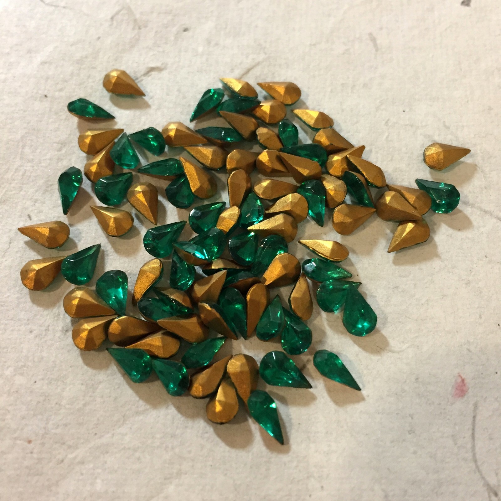 N227 Vintage glass stones 8x5mm emerald faceted pears gold foil pointed back(72)