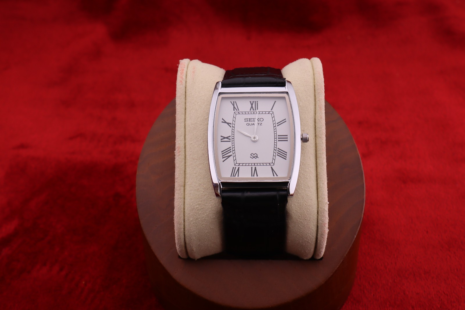 Vintage Men Seiko quartz Barrel-Tank White Dial, Black leather Dress Watch
