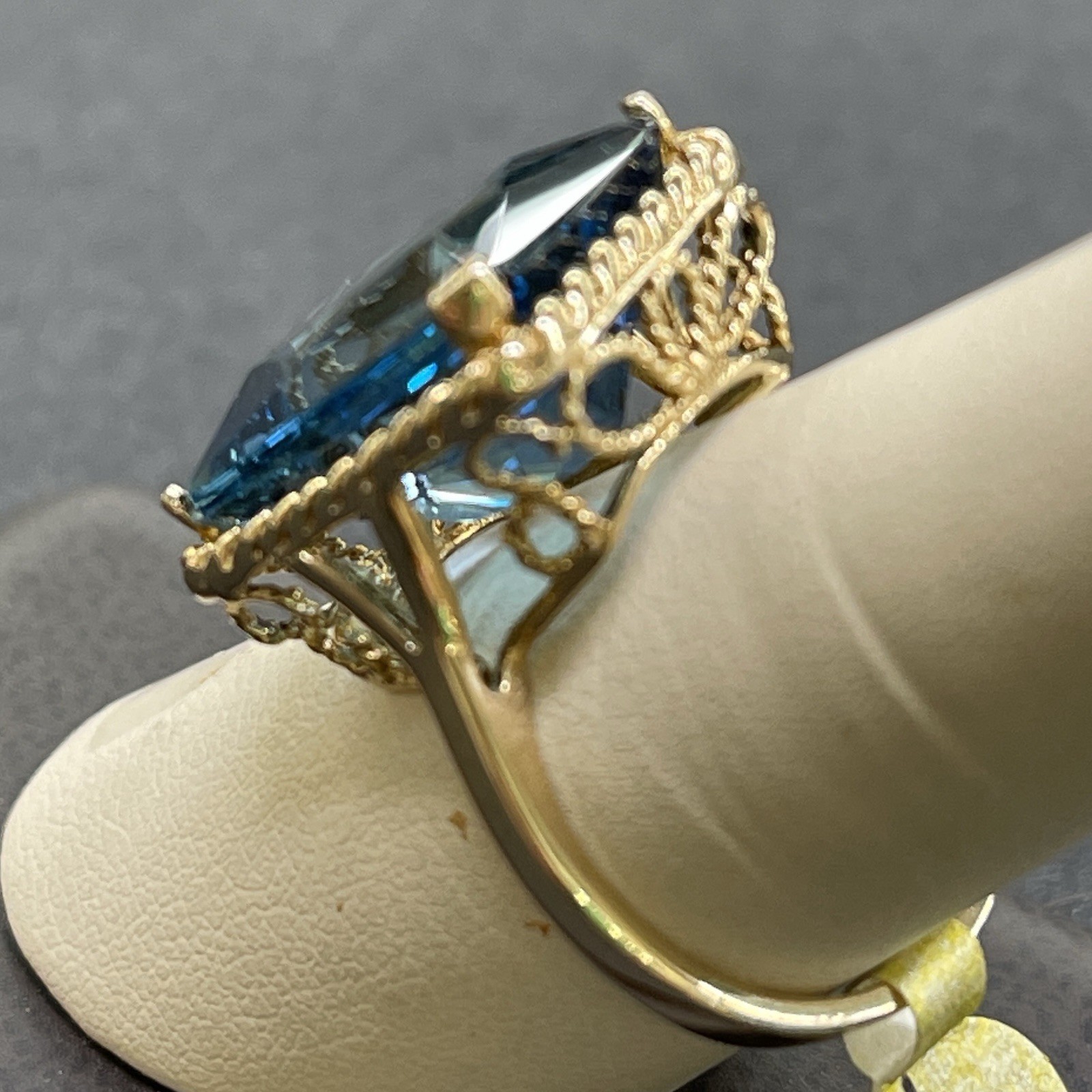 10K Yellow Gold Square Blue Stone Women’s Ring, sz 9.25