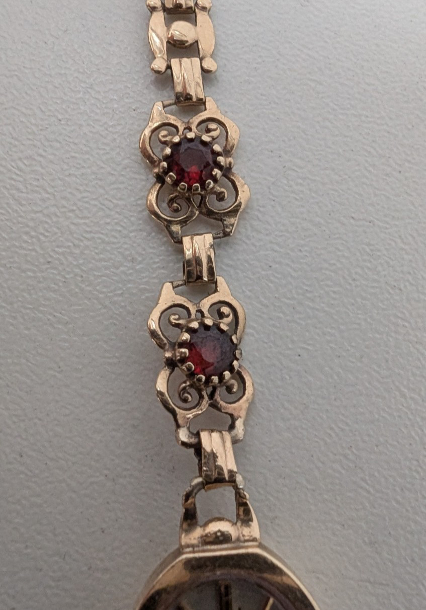 Vintage 9ct Gold & Garnet Sovereign Ladies Watch