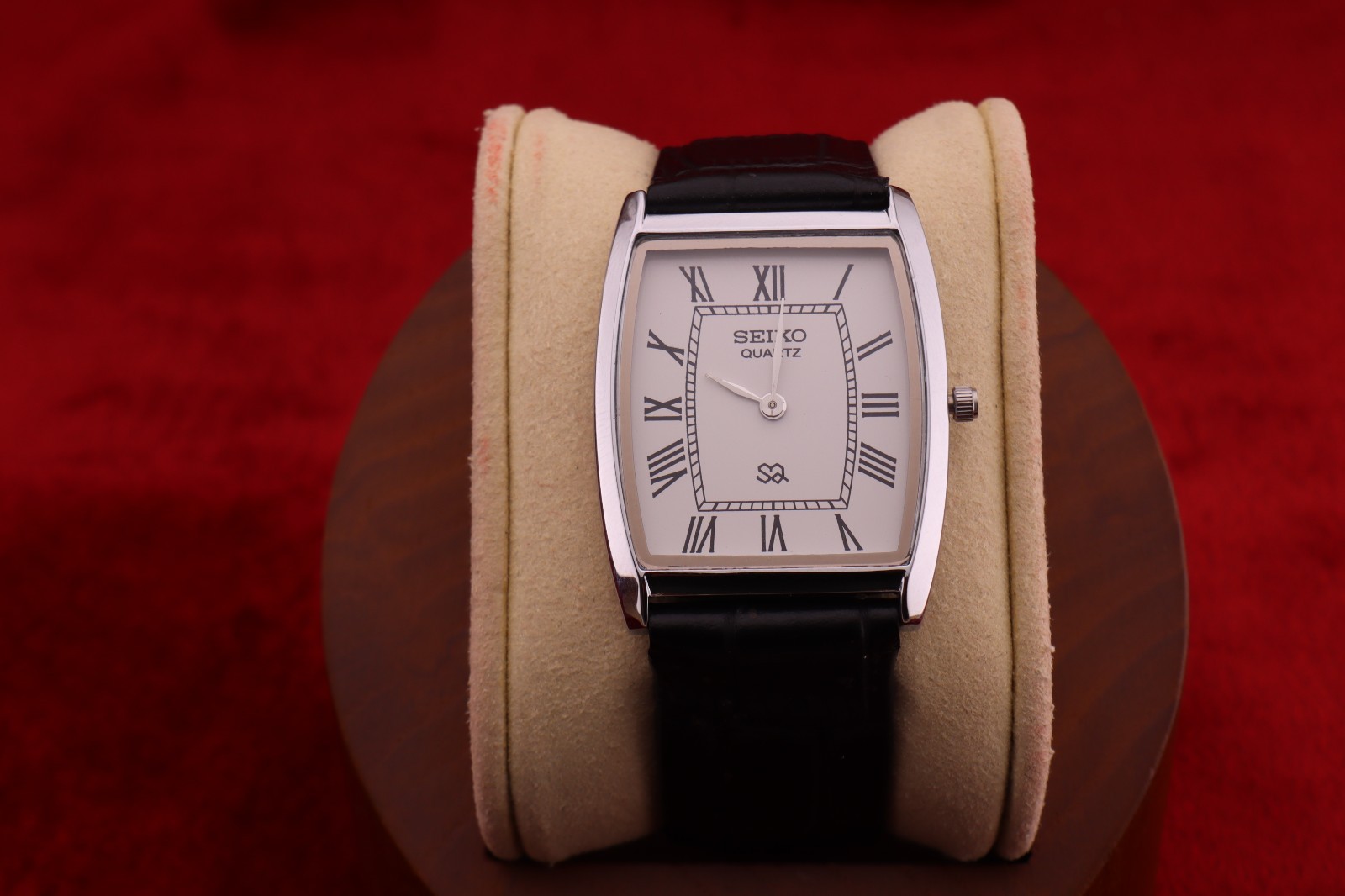 Vintage Men Seiko quartz Barrel-Tank White Dial, Black leather Dress Watch