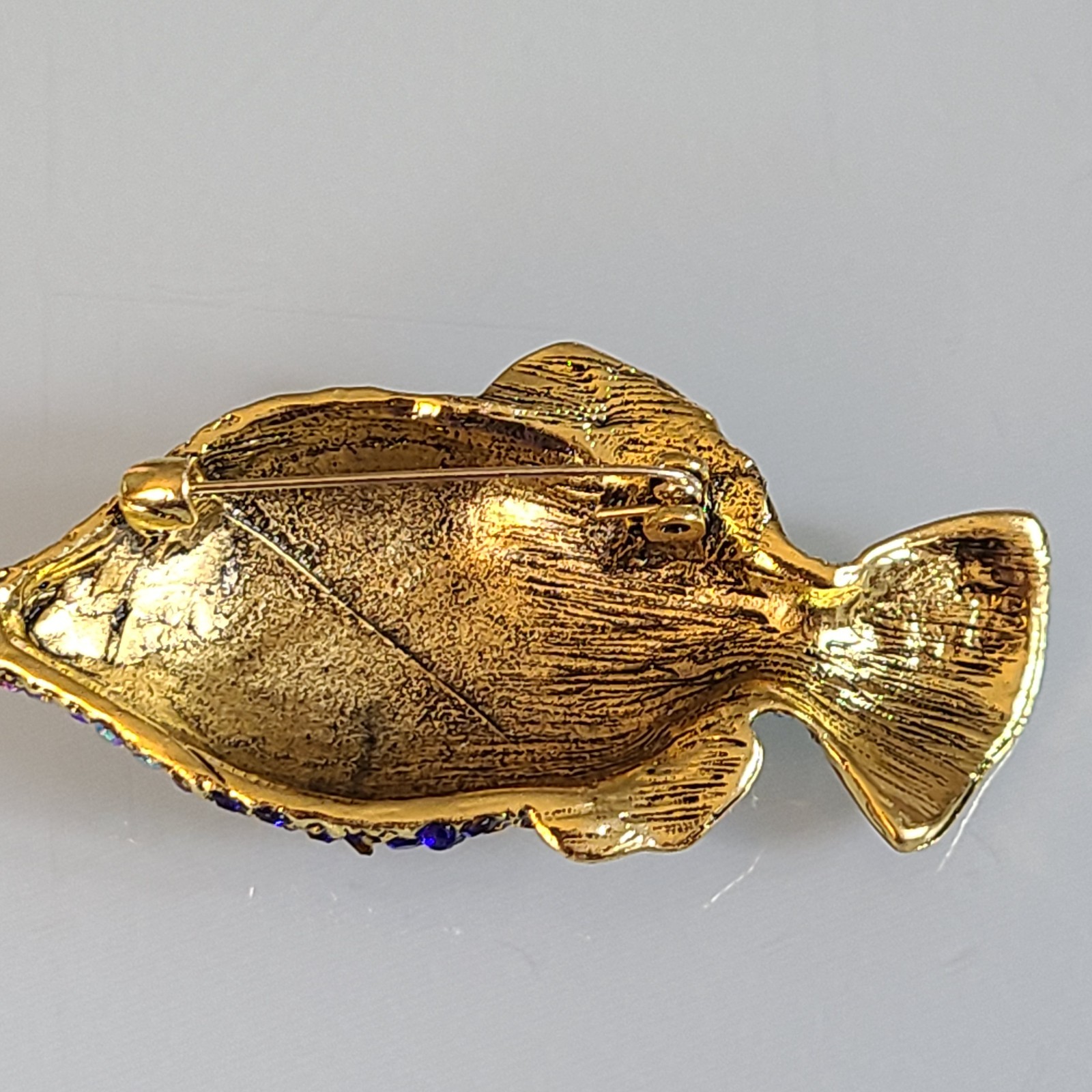 FAB HUGE 2.50″ UNSIGNED DESIGNER STYLE CRYSTAL RHINESTONE FISH BROOCH MULTI