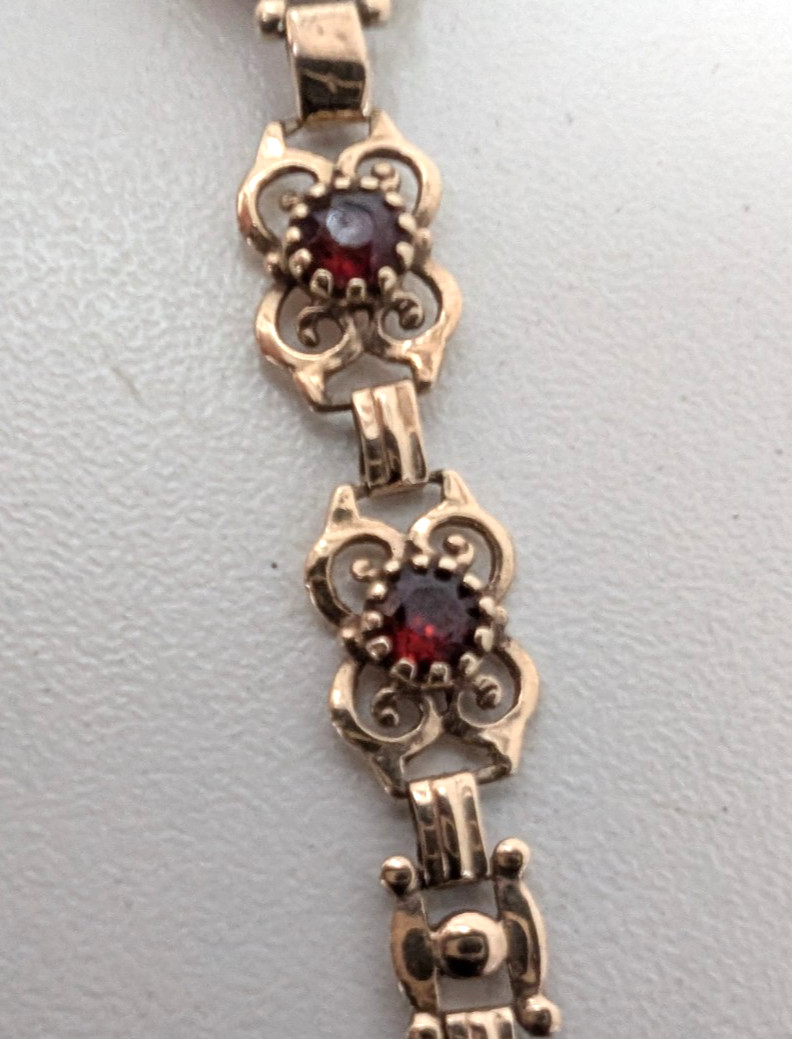 Vintage 9ct Gold & Garnet Sovereign Ladies Watch