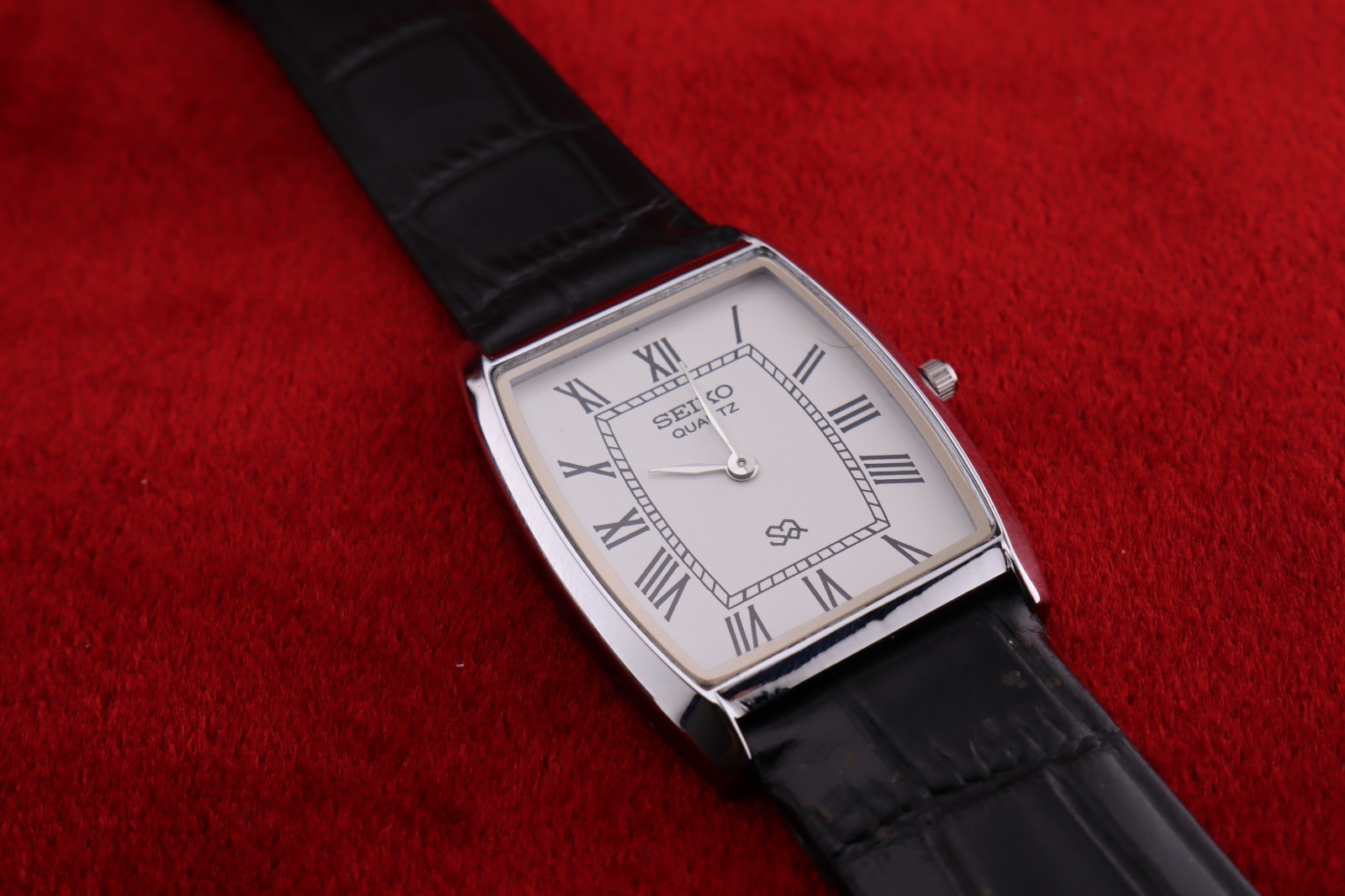 Vintage Men Seiko quartz Barrel-Tank White Dial, Black leather Dress Watch