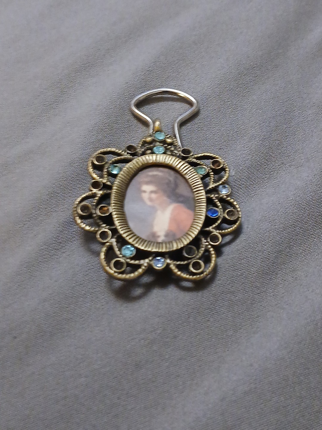 Vintage Self Standing Brooch Styled Picture Display, 1″ x 1/2″ Photo As-is Sale