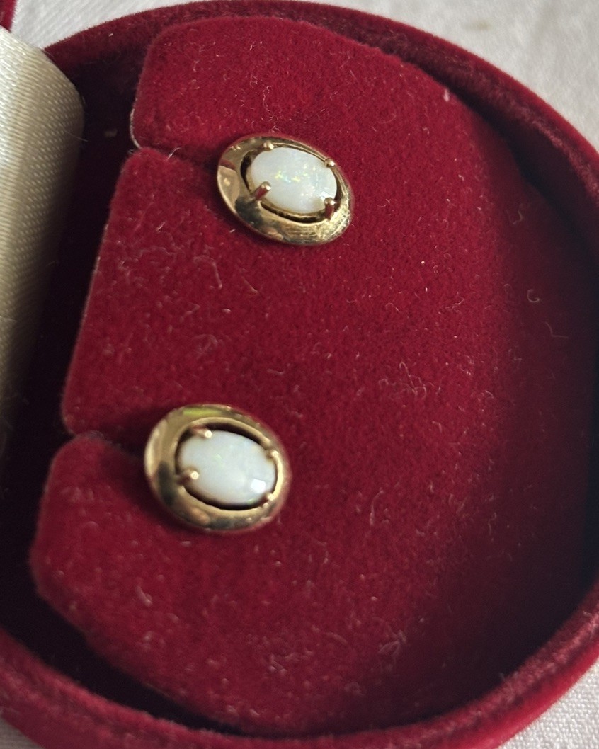 9 carat gold opal stud earrings