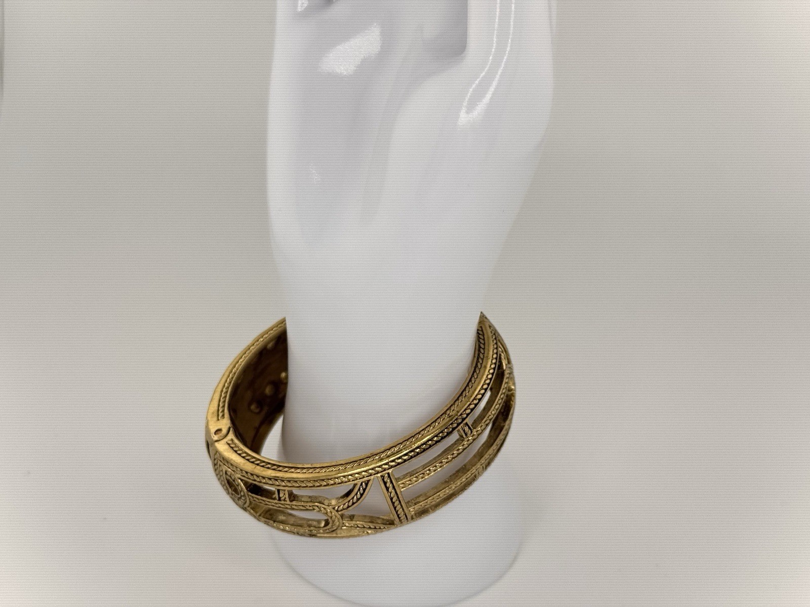 Heidi Daus “To Tie For” Signed Swarovski Crystal Hinge Bangle *Rare*