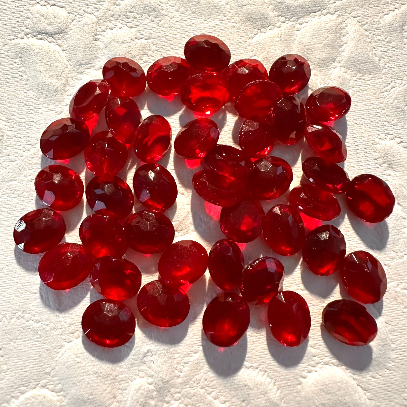SL361 Vintage glass stones 10x8mm oval faceted siam unfoiled (40)