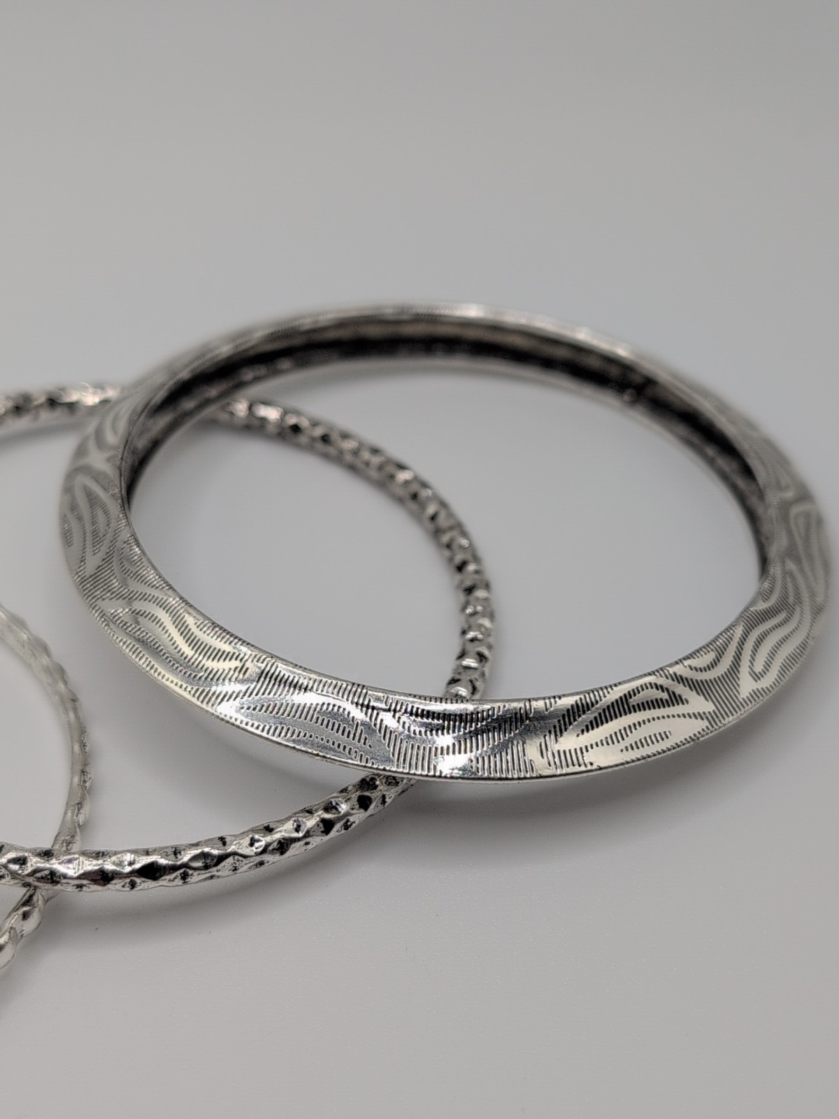 Signed C1046 5 Silver Tone Bangle Bracelet Set With Charms 8.5″