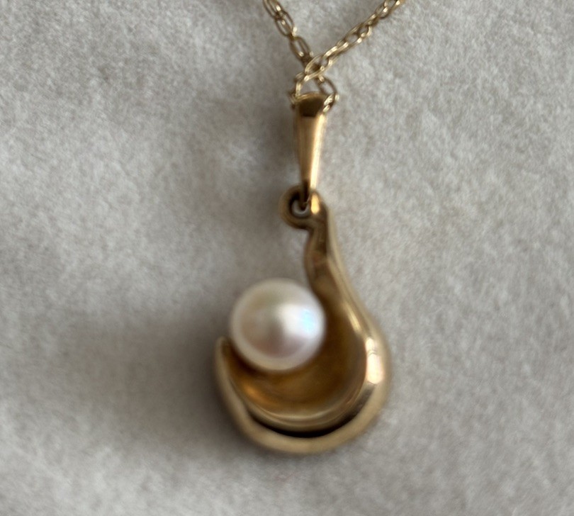 9 carat gold drop pearl pendant