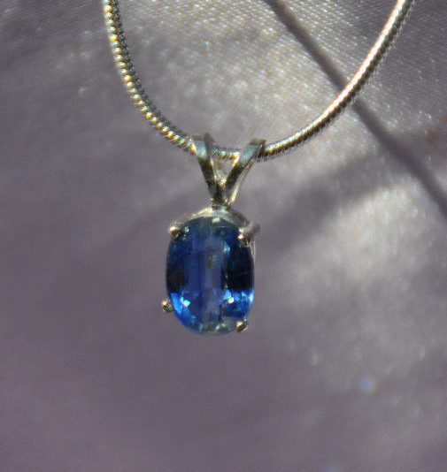 1.2 CT HANDCRAFTED 8MM X 6MM OVAL BLUE KYANITE PENDANT IN STERLING SILVER