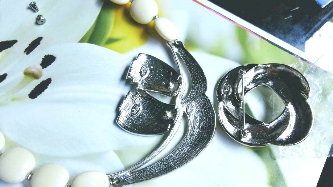 TRIFARI CREAM ENAMEL NECKLACE BROOCH POST EARRINGS MODERN SILVER RHODIUM RETRO