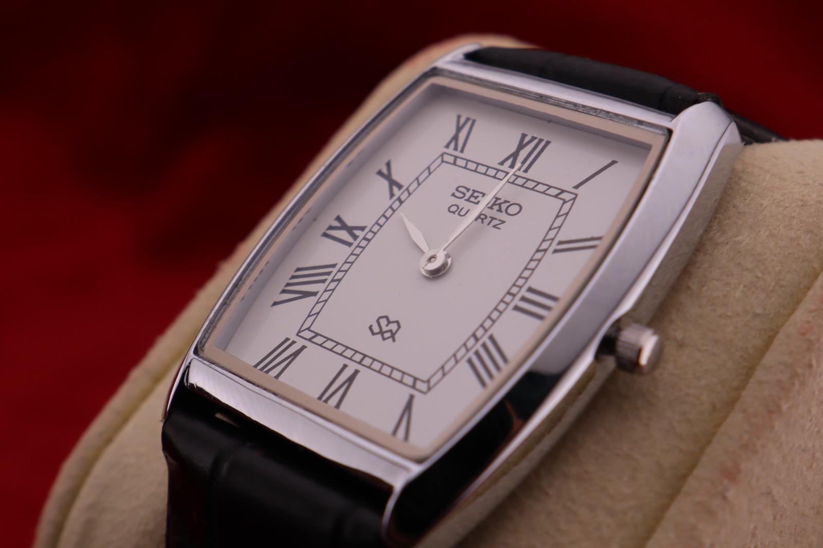 Vintage Men Seiko quartz Barrel-Tank White Dial, Black leather Dress Watch