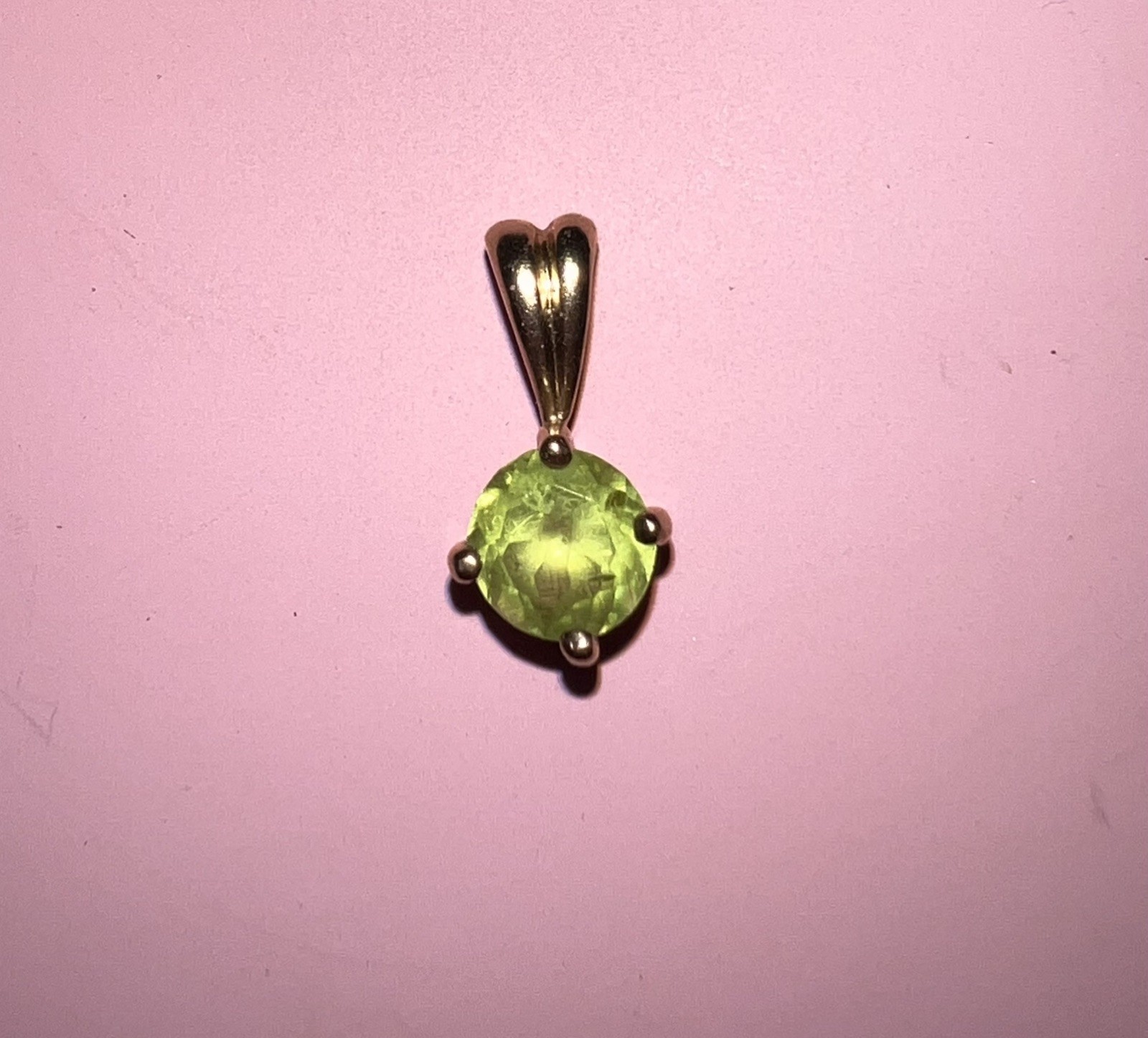 9 Carat Yellow Gold Peridot Solitaire necklace Pendant