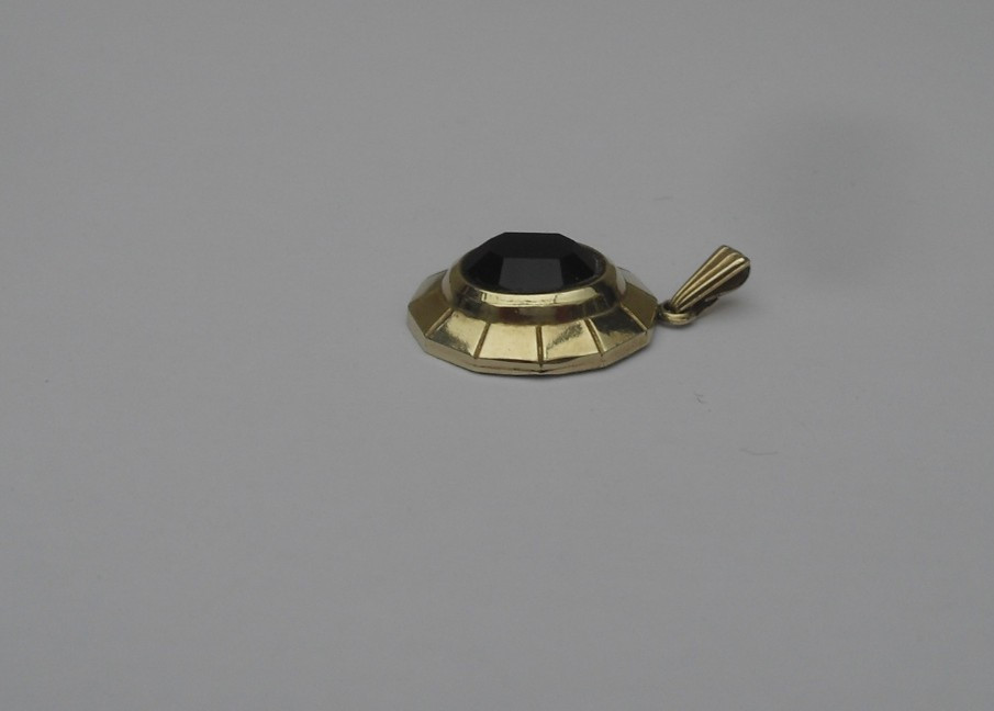 9 carat gold London 1984 hallmark pendant with red stone centre glam 2.31g