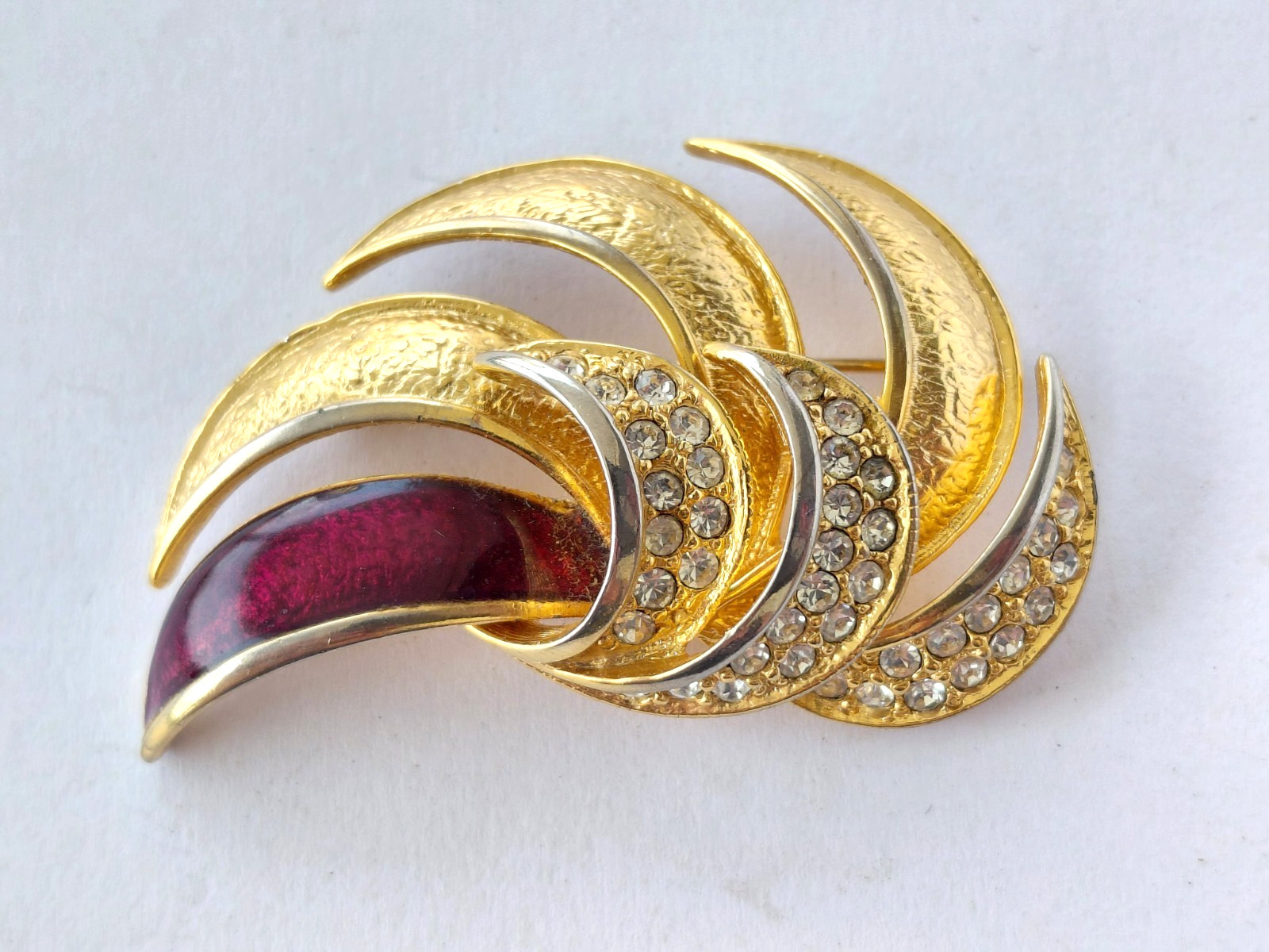 Vintage Brooch Unsigned Gold Tone Clear Rhinestones Burgundy Enamel Swirl Wave