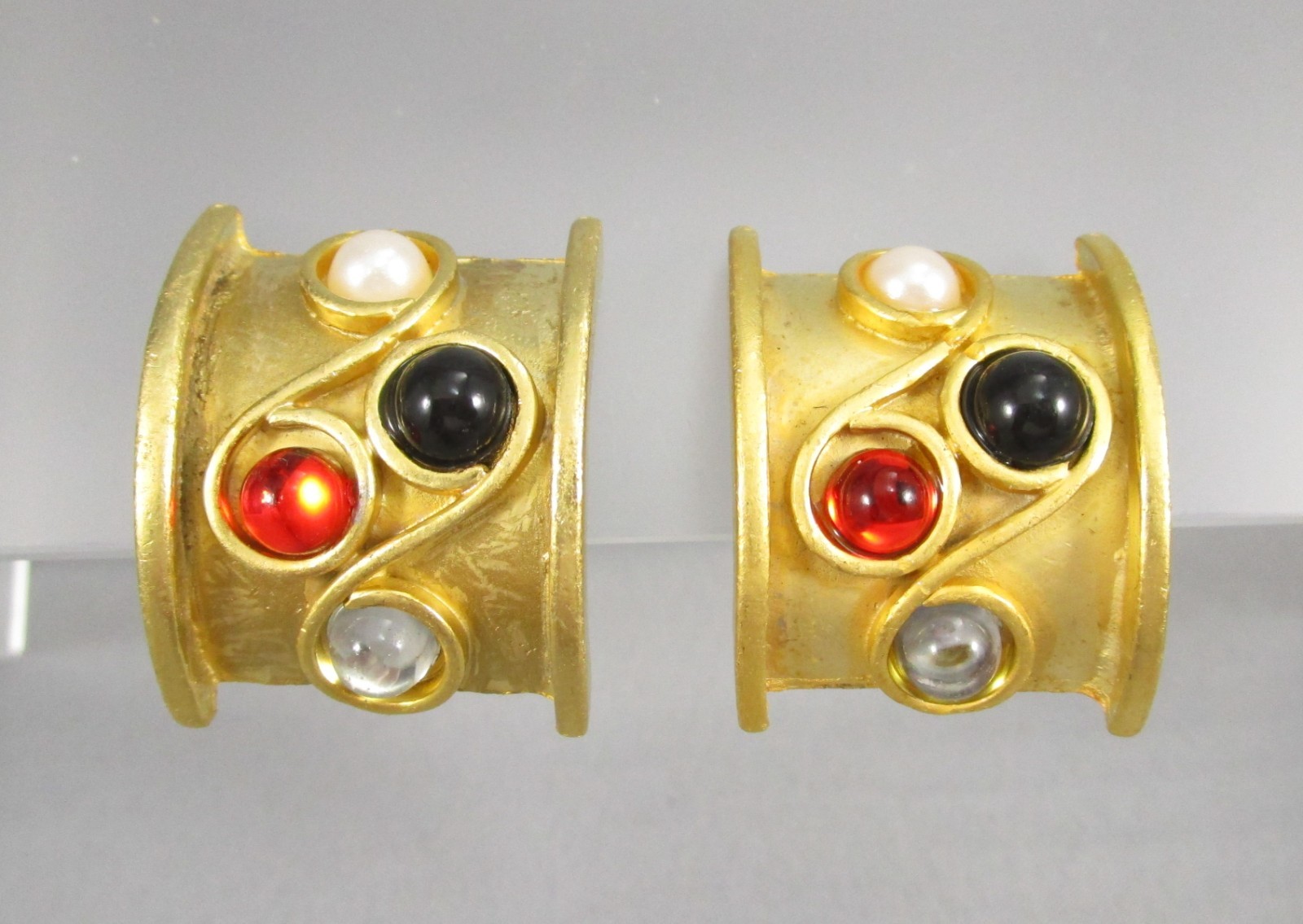 Vtg Matte Satin Brushed Curved Gold Tone Multi Color “GEMS” Clip Earrings 166M