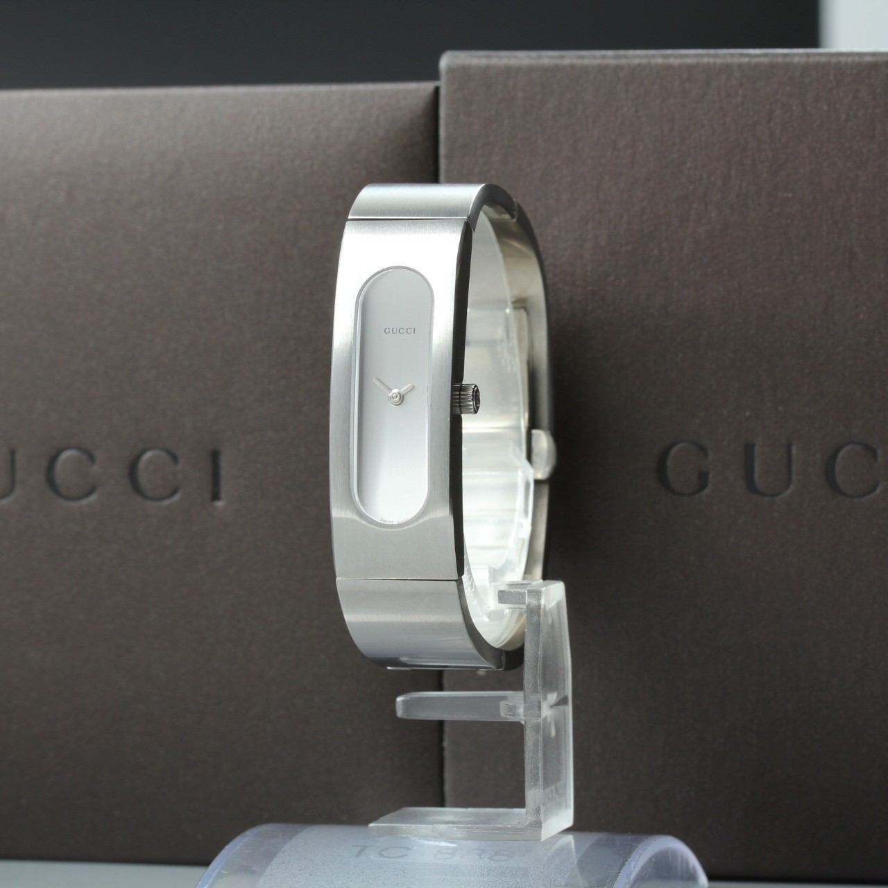 [MINT wBox] GUCCI 2400S Silver Dial Quartz Women’s Vintage Watch From Japan
