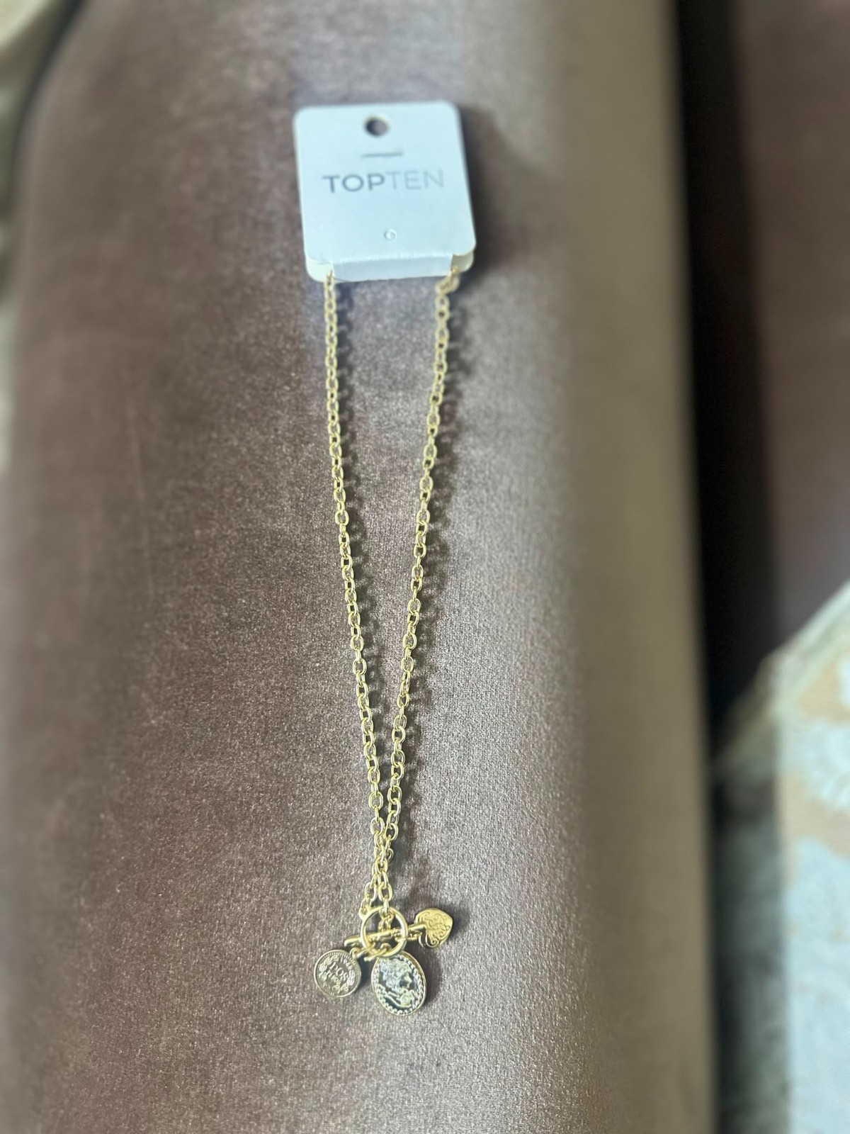 Elegant gold necklace for women, suitable for everyday wear, lightweight, a grea