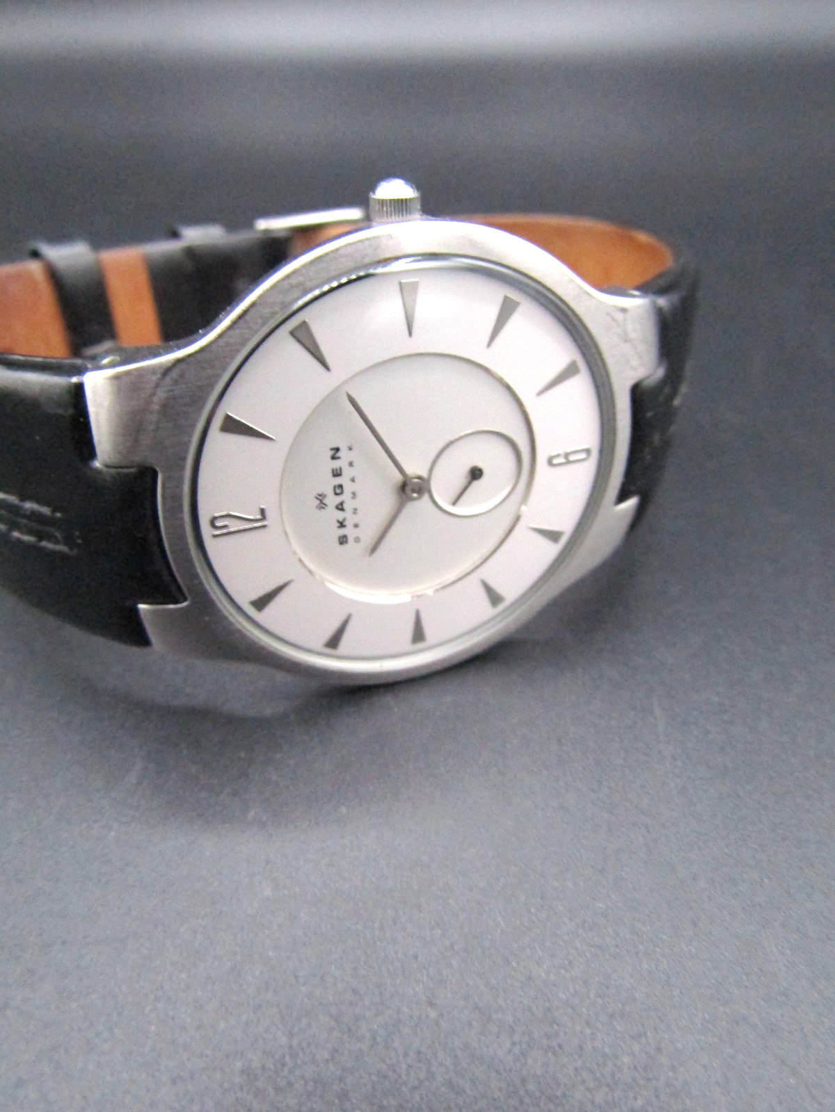 Beautiful Skagen Denmark 433LSLC Sub Second Ultra Slim Thin Case Sunk Dial Watch