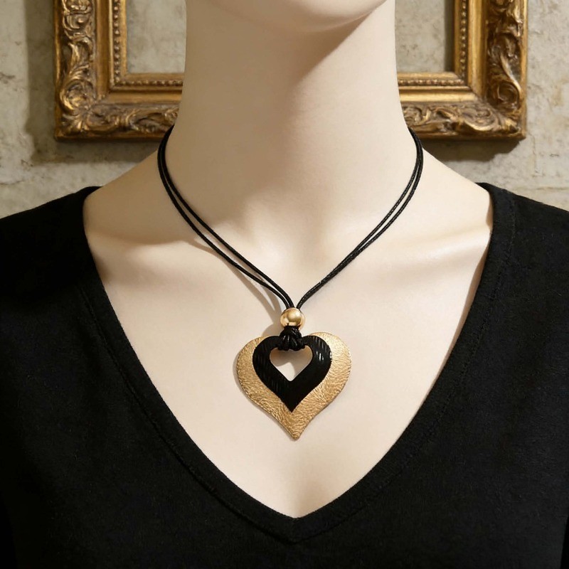 Women’s Retro Heart Pendant Necklace Alloy Fashion Hip Hop Choker Chain Jewelry