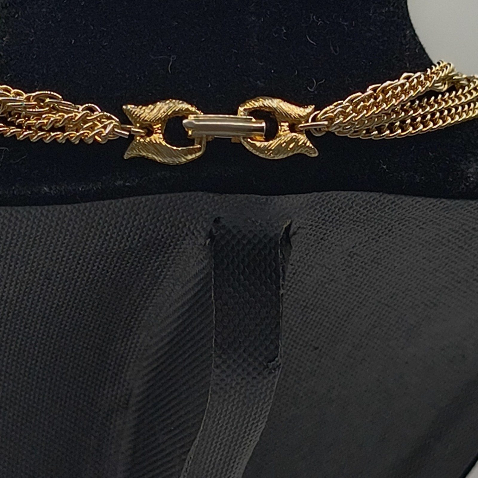 Gold Tone Rope Chain Necklace Round Tassel Pendant Metal No Stone Barrel