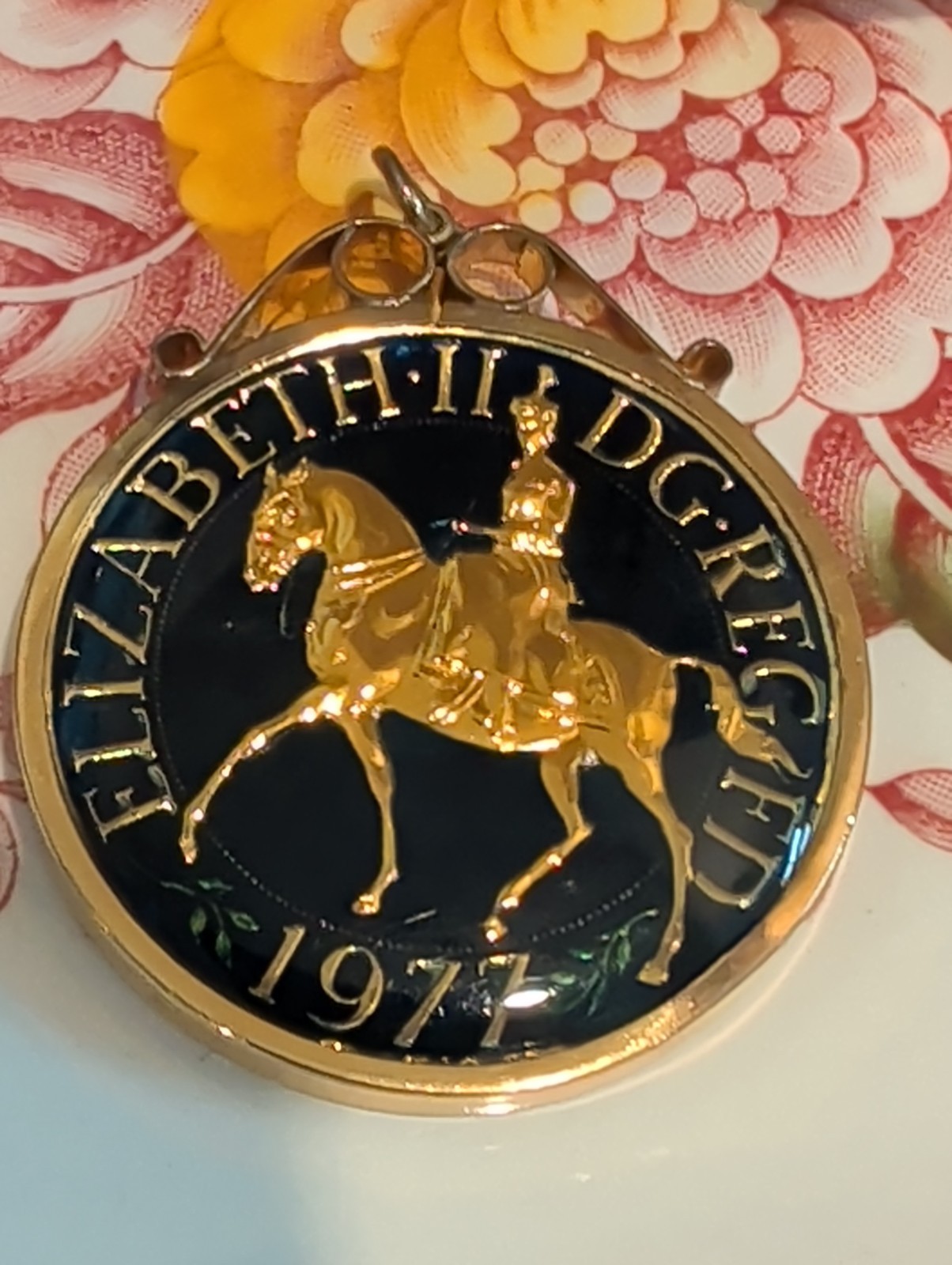 1977 Queen Elizabeth Sterling Silver Coin Medallion Pendant Multi Color