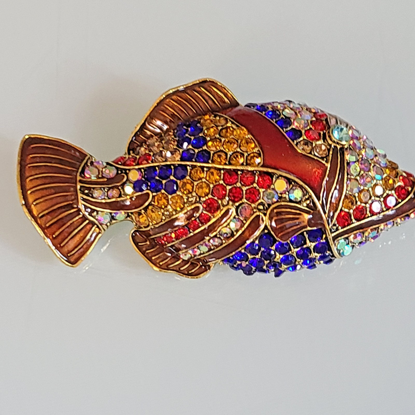 FAB HUGE 2.50″ UNSIGNED DESIGNER STYLE CRYSTAL RHINESTONE FISH BROOCH MULTI