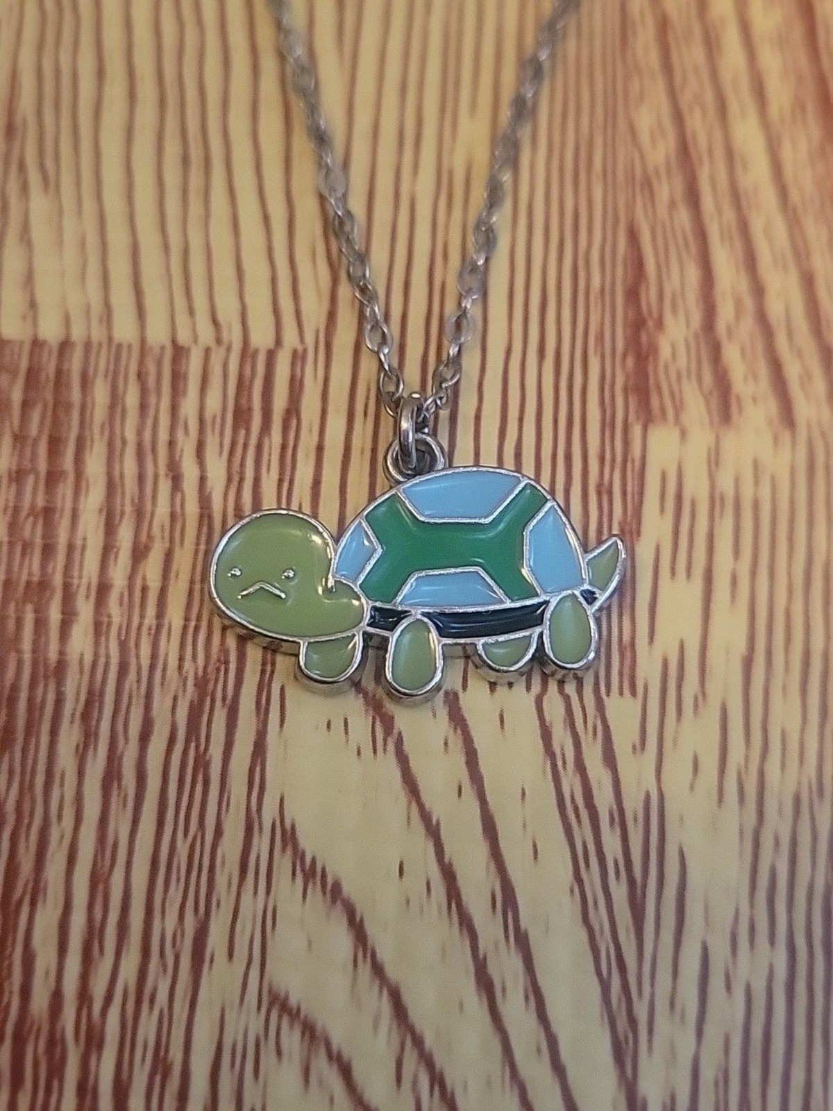 Vintage Silver-Toned Green Enamel Turtle Charm Pendant – Modern Fashion Jewelry