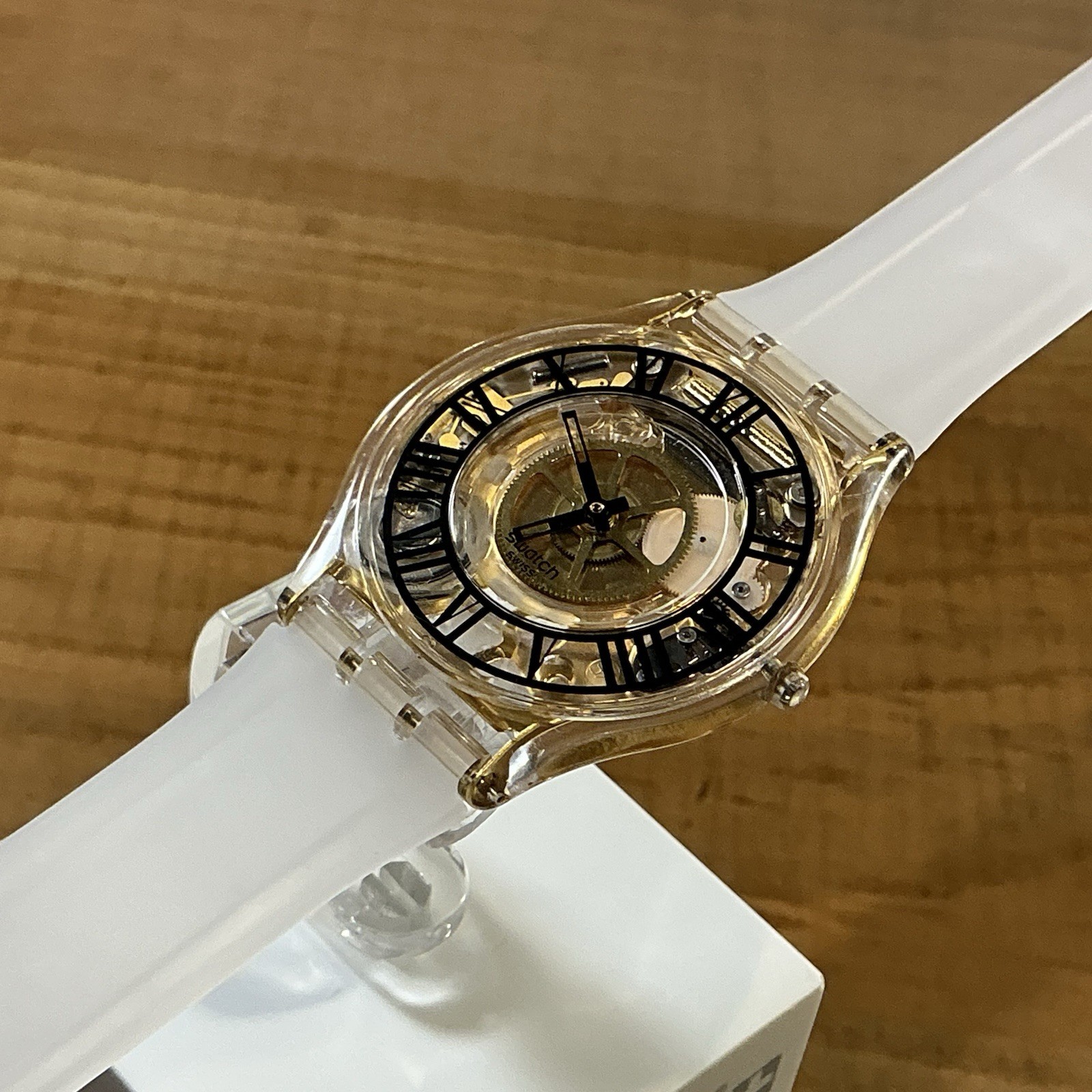 Skin – Ultra Thin – Gold Gears / Roman Numerals – 34mm