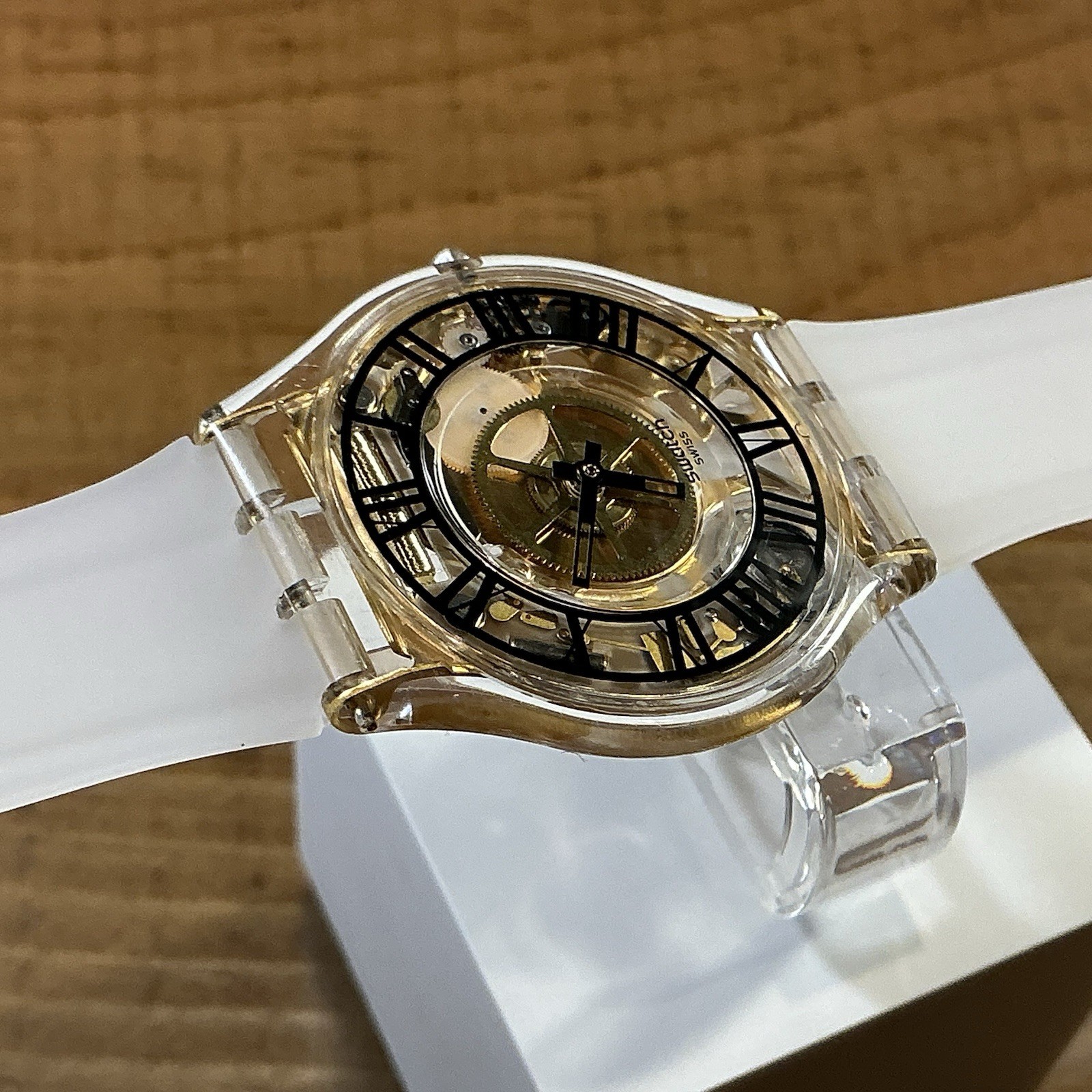 Skin – Ultra Thin – Gold Gears / Roman Numerals – 34mm