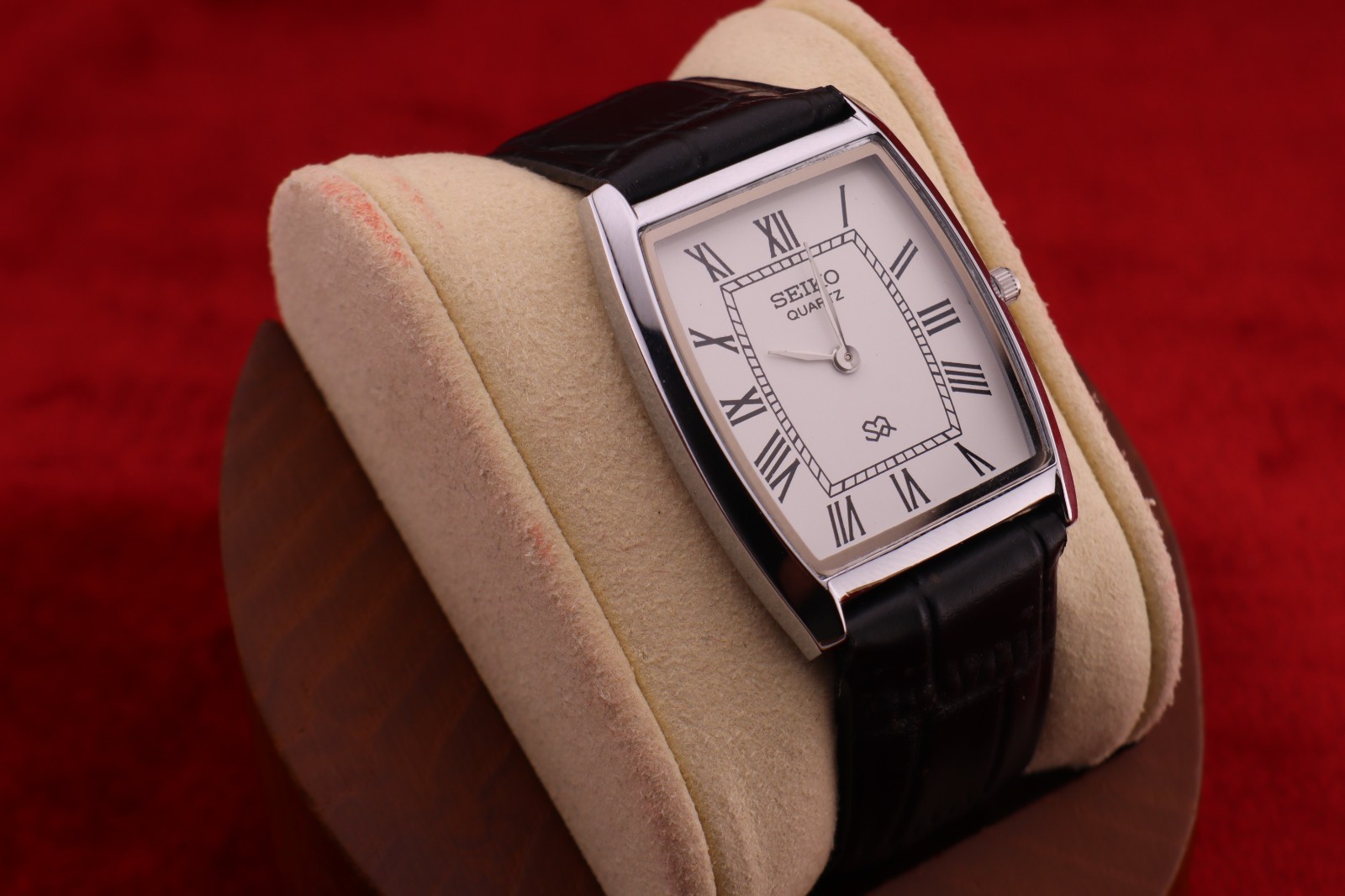 Vintage Men Seiko quartz Barrel-Tank White Dial, Black leather Dress Watch