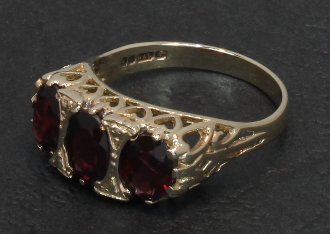9 Carat Yellow Gold 3 Stone Oval Garnet Ring Size P (80.26.002)