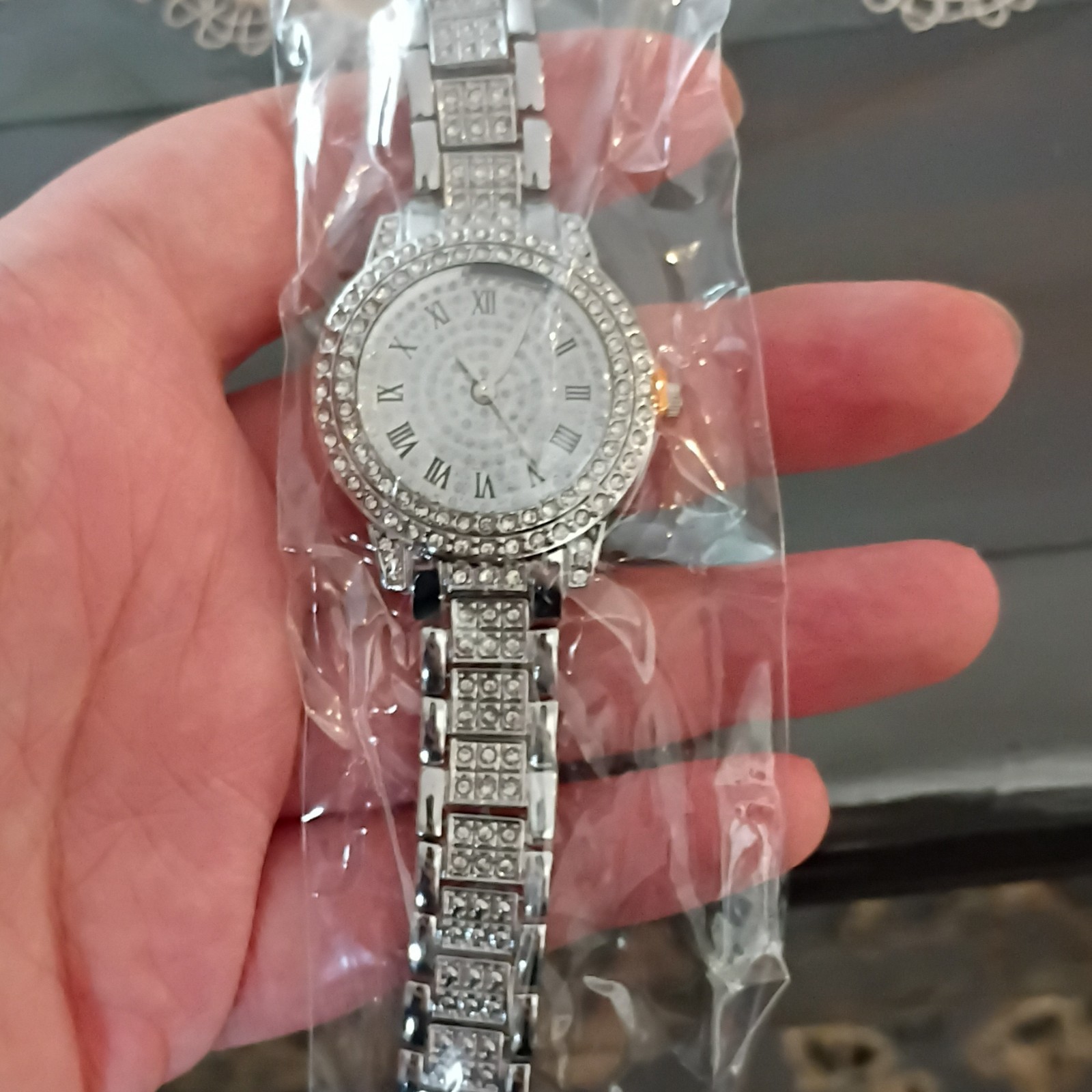 Women’s Silver Tone Quartz Analog Watch Metal Bracelet Rhinestone Bezel Roman