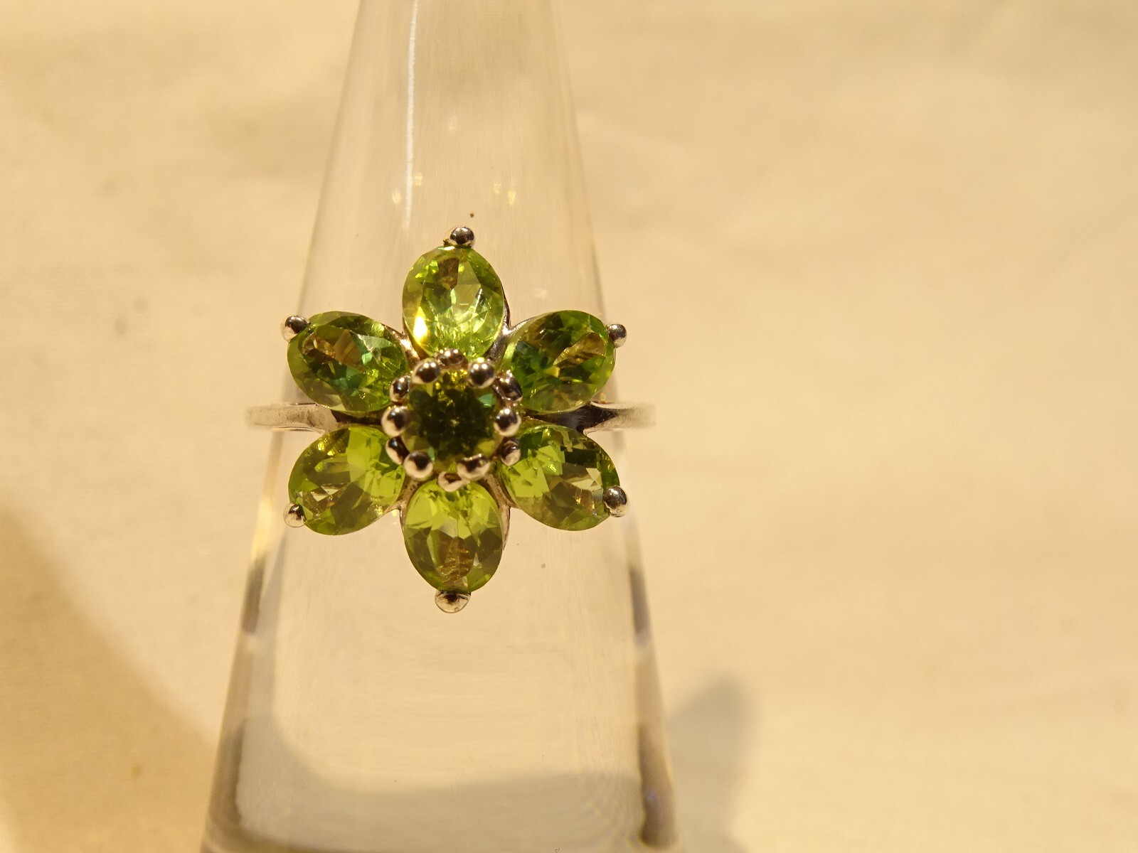 Very Nice Sterling Silver Light Green Tourmaline Classic Flower Size 6 Ring