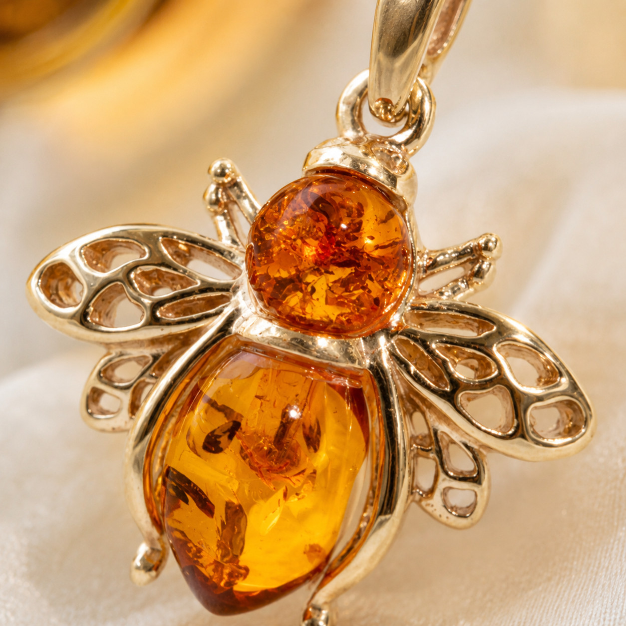 9Carat Yellow Gold Amber Bumble Bee Pendant (18.5x18mm)