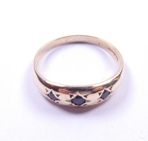 Ring 9 carat yellow gold size N to N 1/2 3 stone sapphire Victorian style
