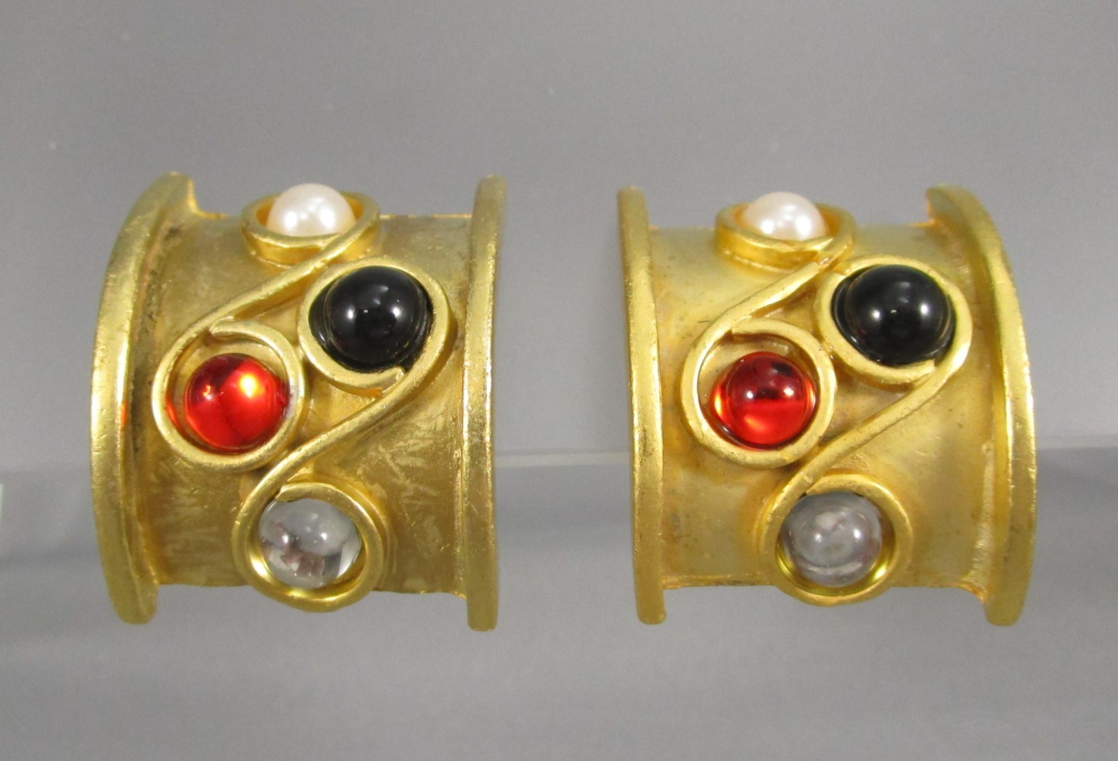Vtg Matte Satin Brushed Curved Gold Tone Multi Color “GEMS” Clip Earrings 166M