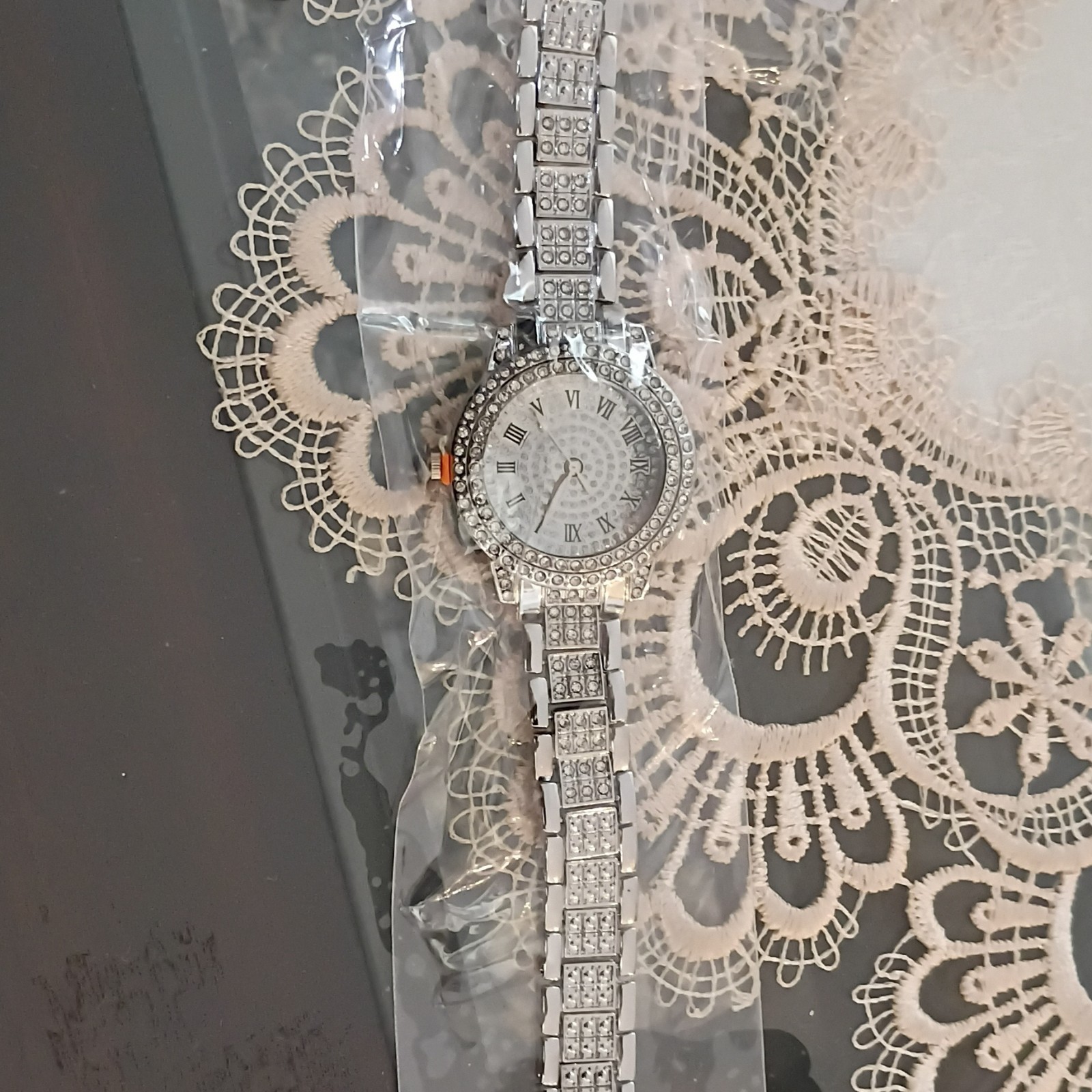 Women’s Silver Tone Quartz Analog Watch Metal Bracelet Rhinestone Bezel Roman