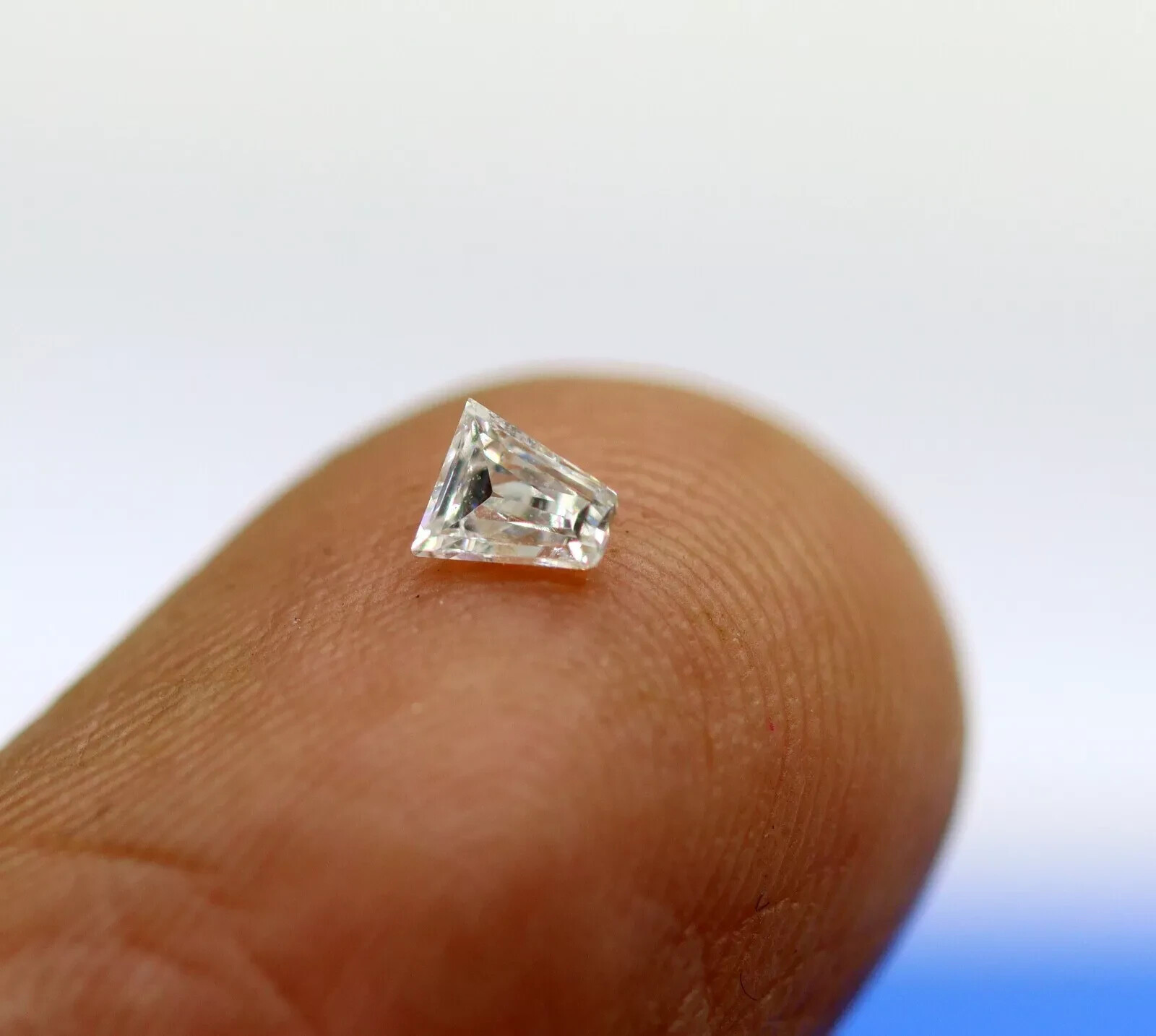 G/VS2 0.094 Ct Certified Natural Loose Diamond Tapered Baguette Cut 3 × 2 mm
