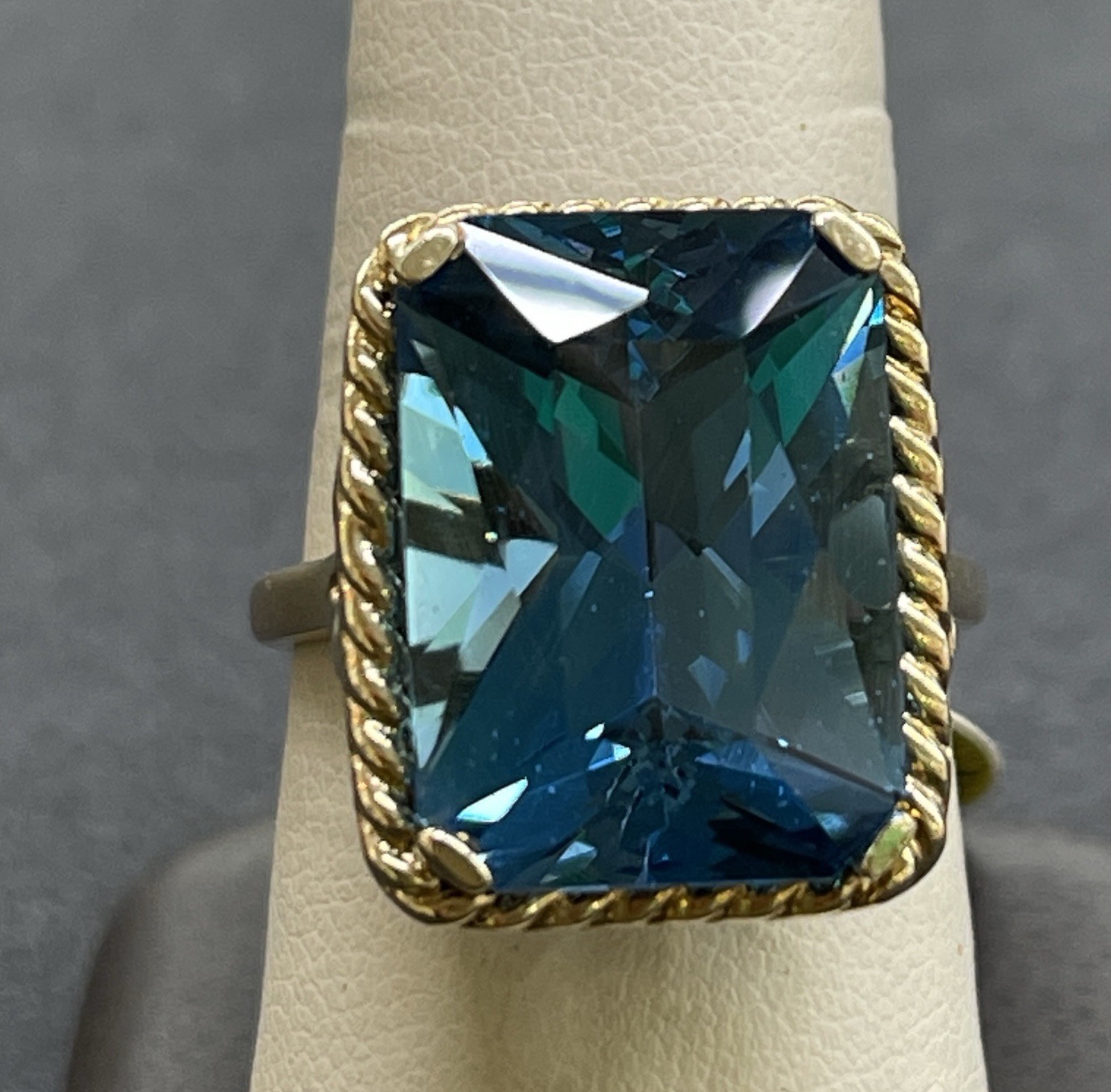 10K Yellow Gold Square Blue Stone Women’s Ring, sz 9.25
