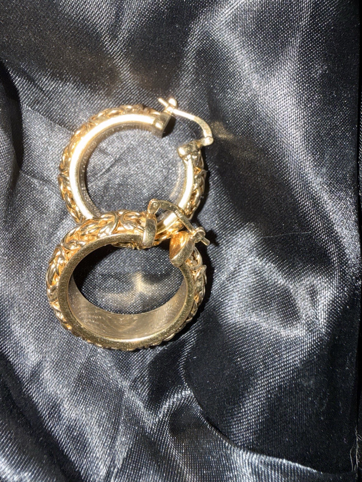 Gold Tone Textured Round Hoop Earrings Metal Latch Back Closure No Stone
