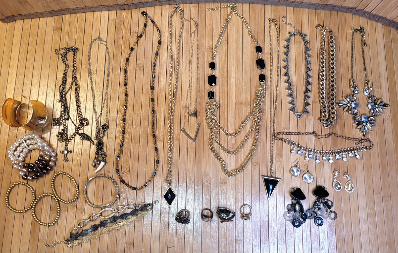 Vintage to Now Jelwery Lot of 25 Estate Sale Mixed Untested And Unsearched
