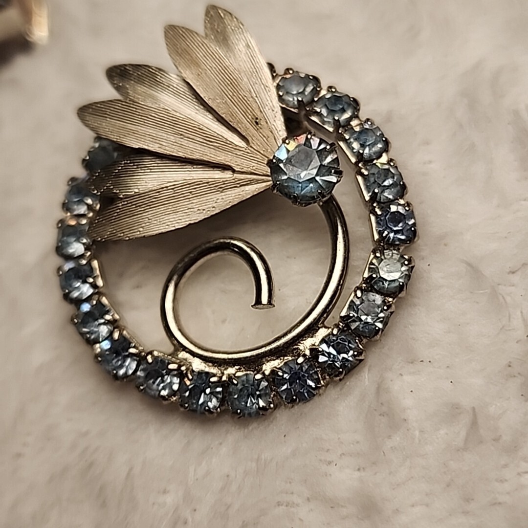 Vintage Lt Blue Prong Set Faceted Rhinestone Fan Brooch Estate Find Unsigned