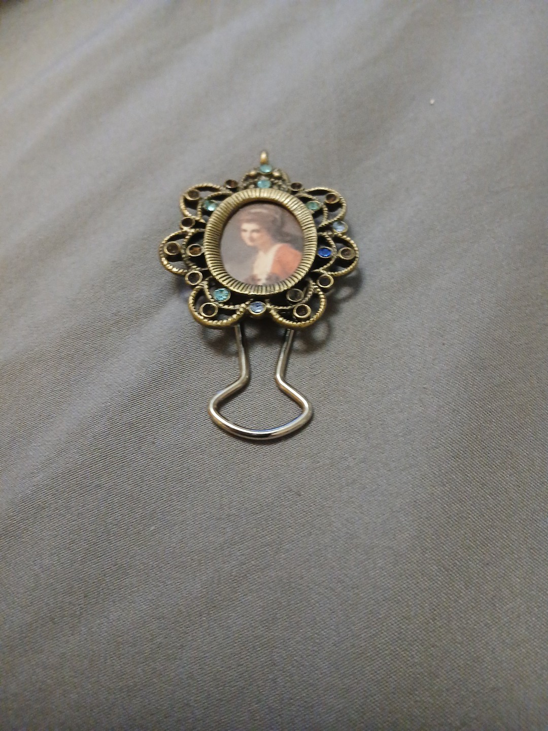 Vintage Self Standing Brooch Styled Picture Display, 1″ x 1/2″ Photo As-is Sale