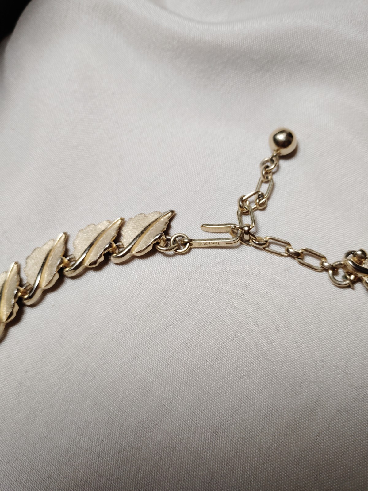 Vintage Signed Trifari Gold Tone Leaf Link Necklace Brushed Satin 16-18″