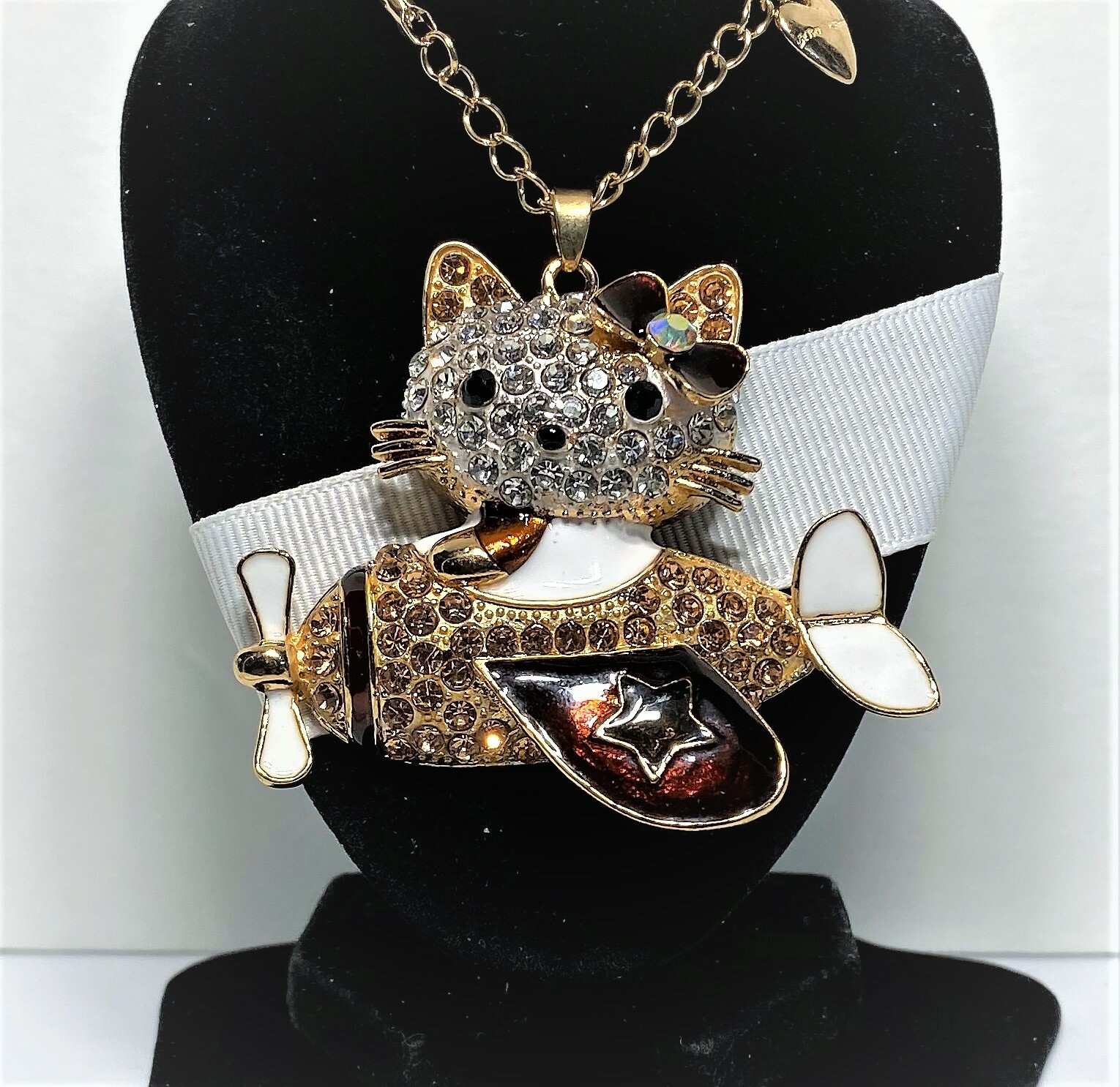 BETSEY JOHNSON PENDANT COME FLY WITH ME CAT N A PLANE WITH A GOLD CHAIN AND TAG