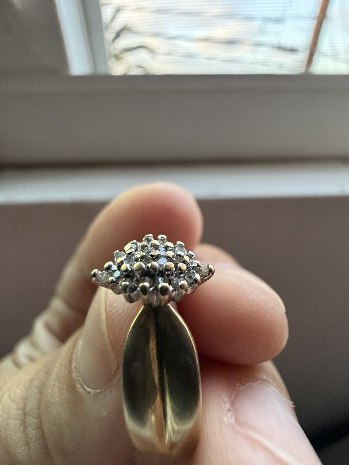 10K solid Yellow Gold Round White Diamond Cluster Ring Size 8 Pre-Owned Good