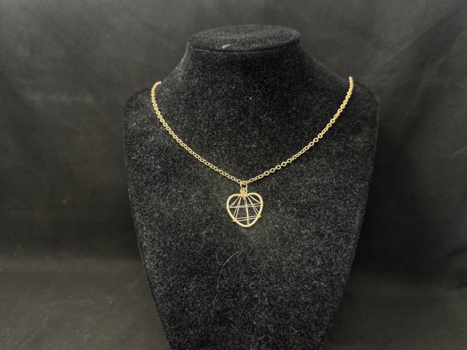 Gold 9 Carat necklace with Heart Pendant 18 inch diameter Brand New With Box